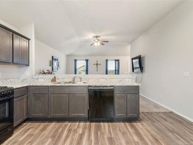 Building Photo - Spacious 3 Bed 2 Bath Home with 2 car gara...