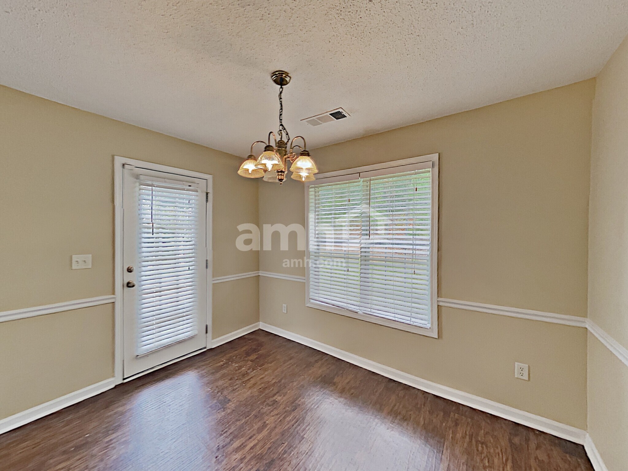 Building Photo - 1319 Vine Cir