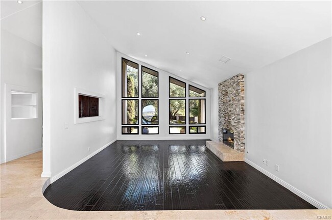 Building Photo - 643 Vista Valinda