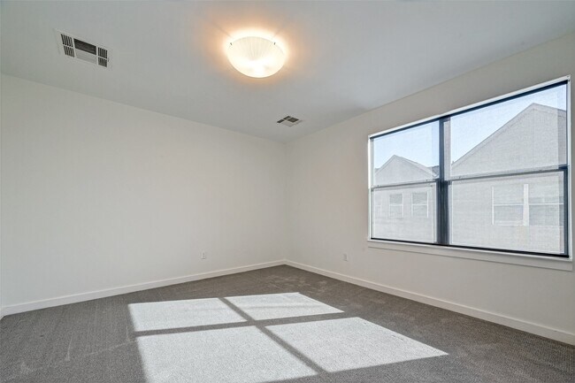 Building Photo - 5342 Darling St