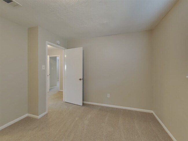 Building Photo - 5711 Kiowa Timbers Dr