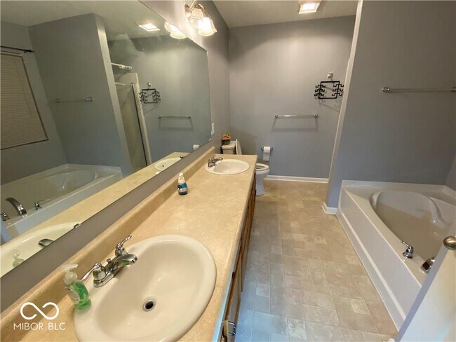 Building Photo - 5221 Bombay Dr