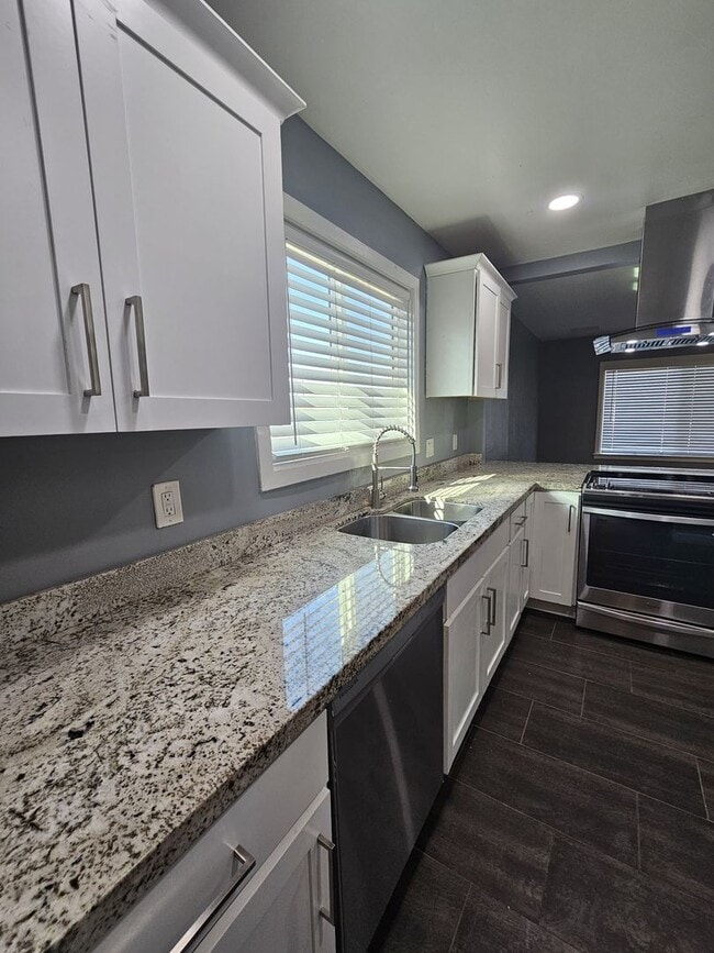 Building Photo - Charming Home 3 bedrooms 1 bath Large Yard.