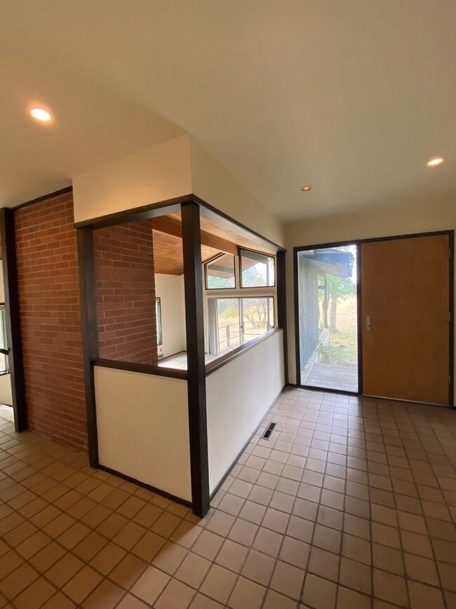 Building Photo - Country Living within one mile to town