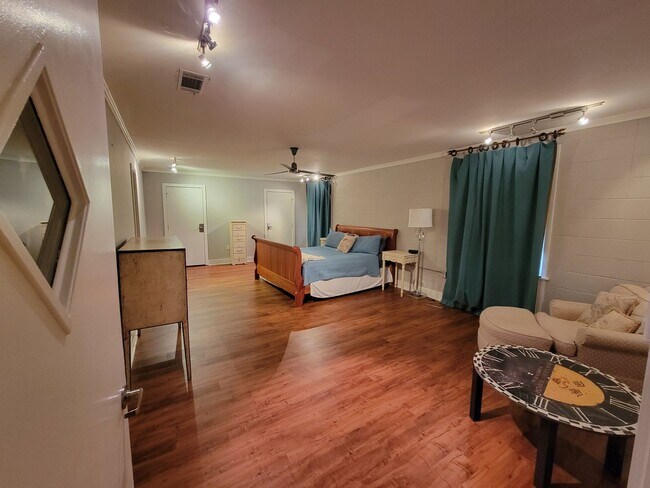 Building Photo - Massive 3 bed 3 bath on Boulevard!