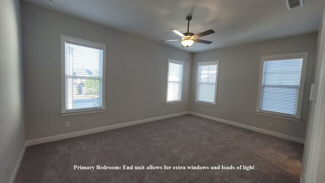 Building Photo - End-unit townhome with plenty of extra windows! Gated Community.