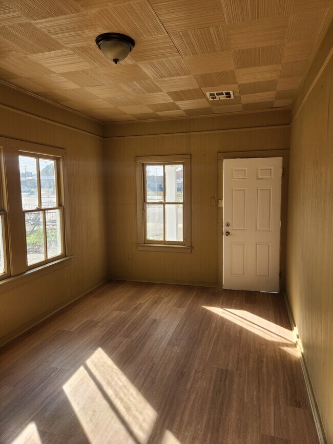 Building Photo - 1002 La Pl Ave