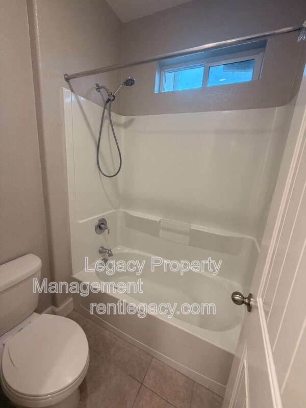 Building Photo - 452 Aster St