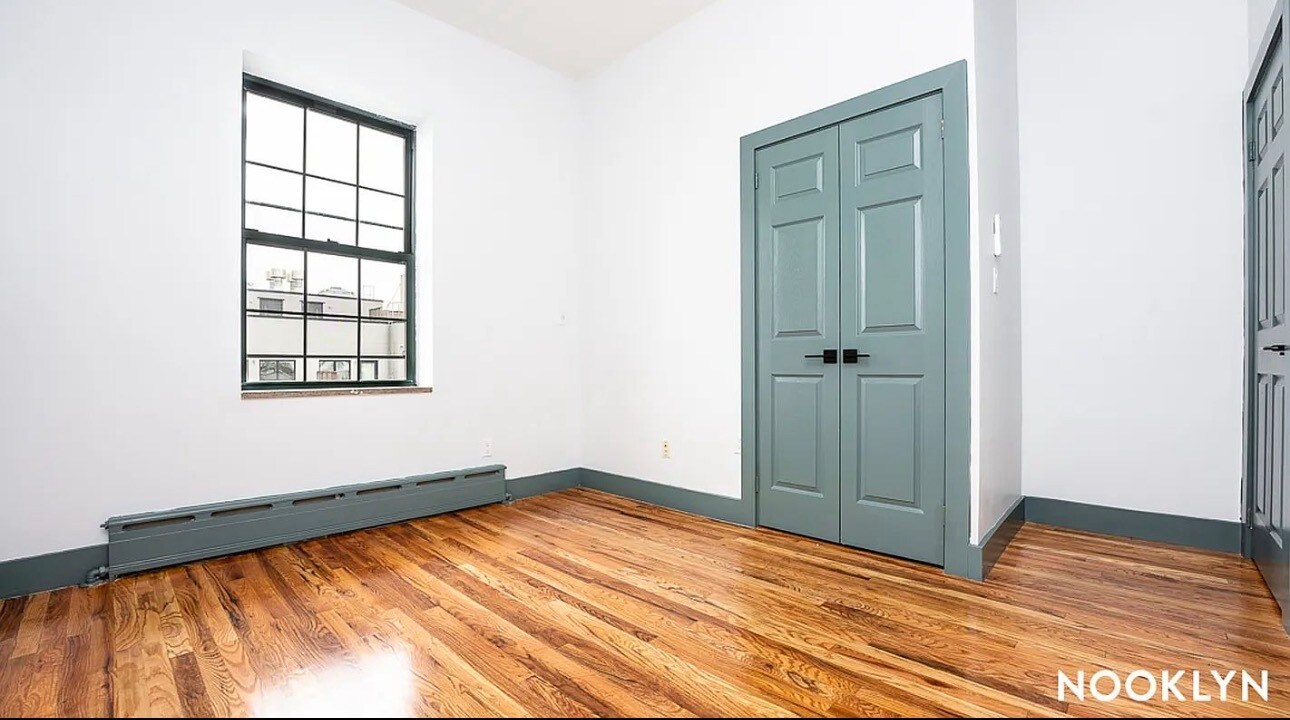 Building Photo - 52 Monitor St