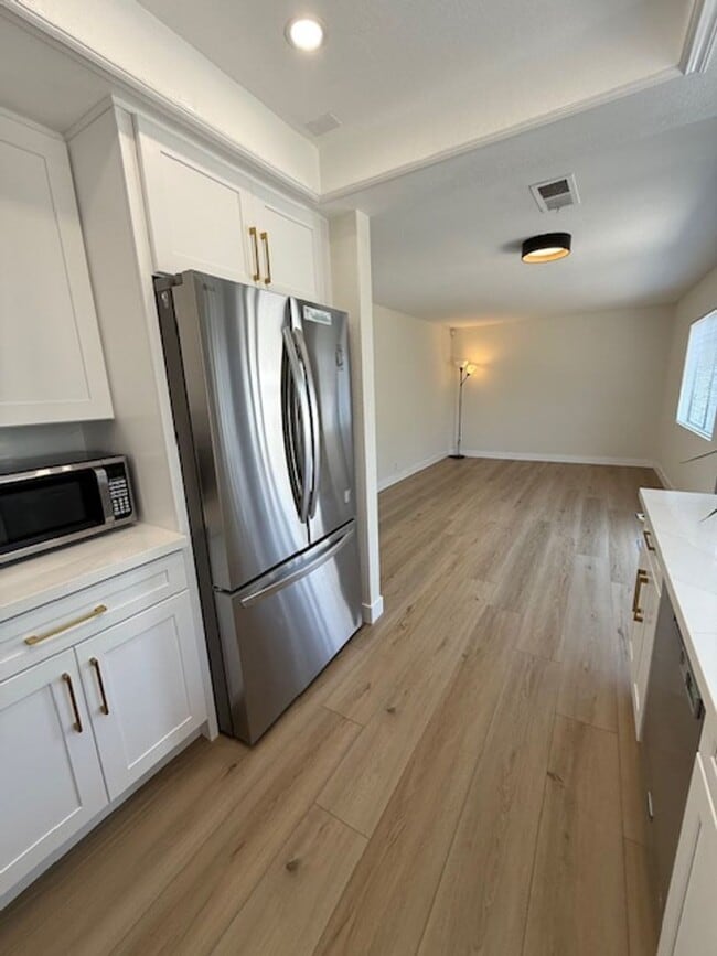 Building Photo - Updated 3 Bedroom Detached Home in Woodbri...