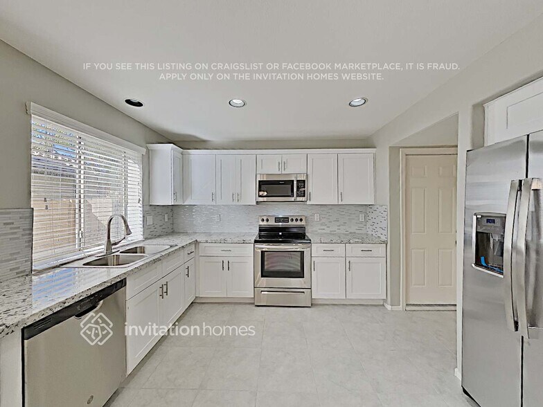 Building Photo - 605 E Devon Dr