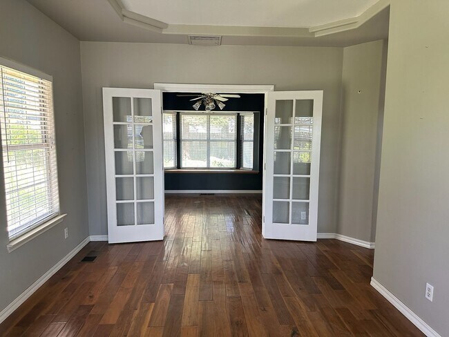 Building Photo - 511 Lone Oak Ct