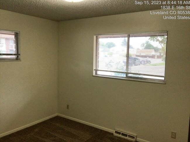 Building Photo - 2 Bedroom 1 Bath - Garden Level Apartment