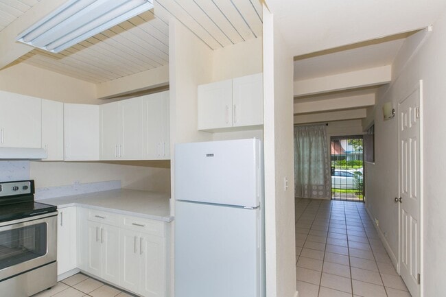 Building Photo - Tropic Garden Townhouse 2b1.5b1pkg