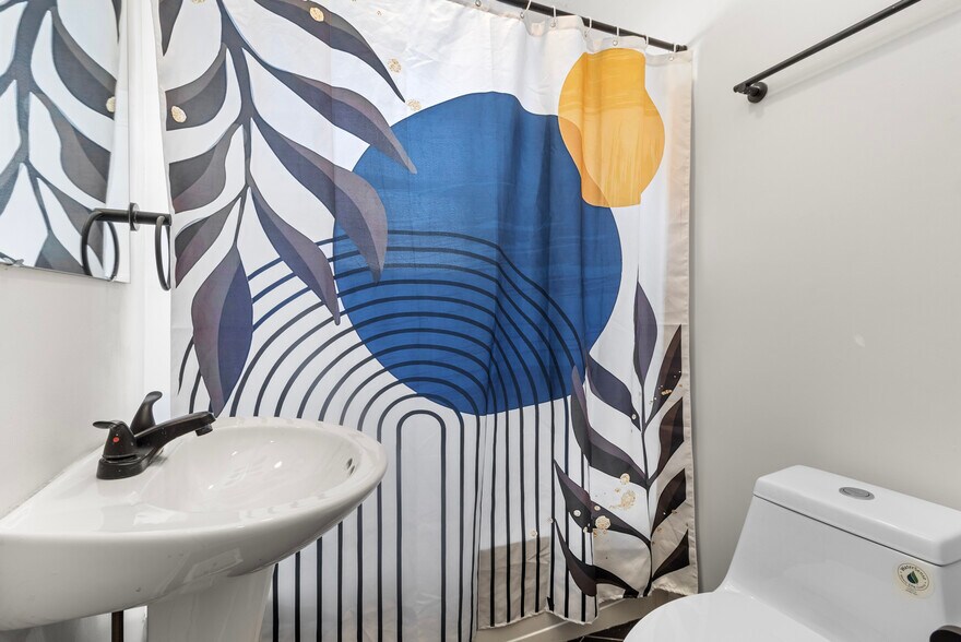 Building Photo - 3310 E 9th St