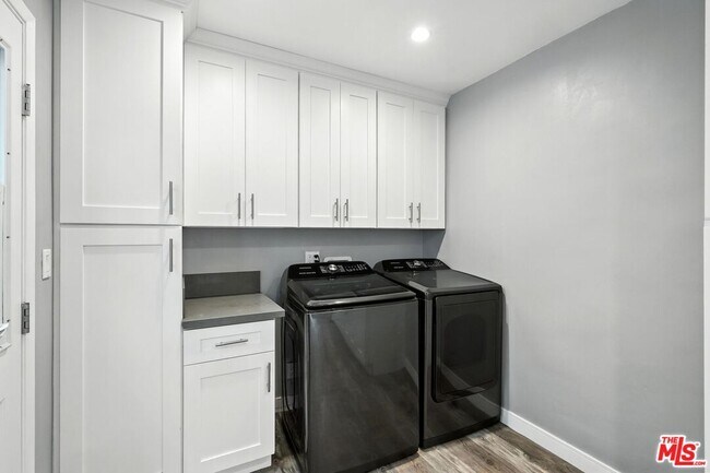 Building Photo - 6137 Laurelgrove Ave