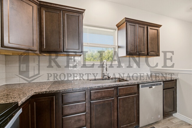 Building Photo - 2202 E Quivira Cir