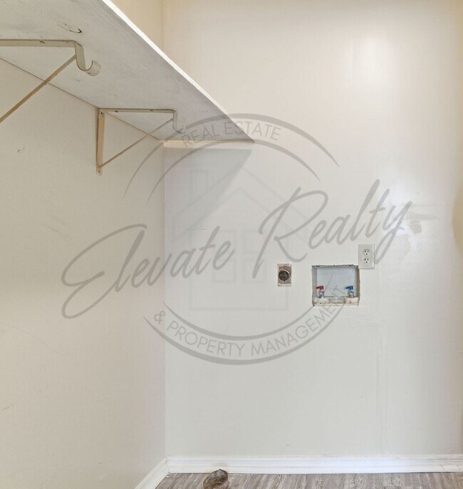 Building Photo - Spring Special: Charming 2 Bed / 1.5 Bath Townhouse in Cookeville