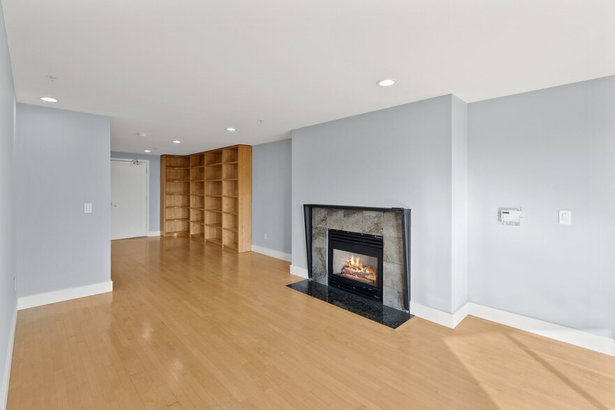 Primary Suite - 588 S Van Ness Ave