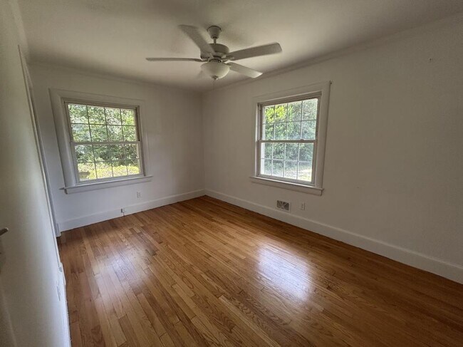 Building Photo - 203 Oak Leaf Dr