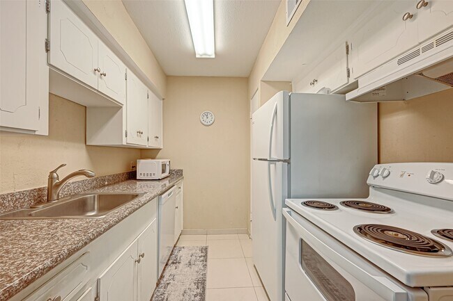 Building Photo - 2121 Fountain View Dr