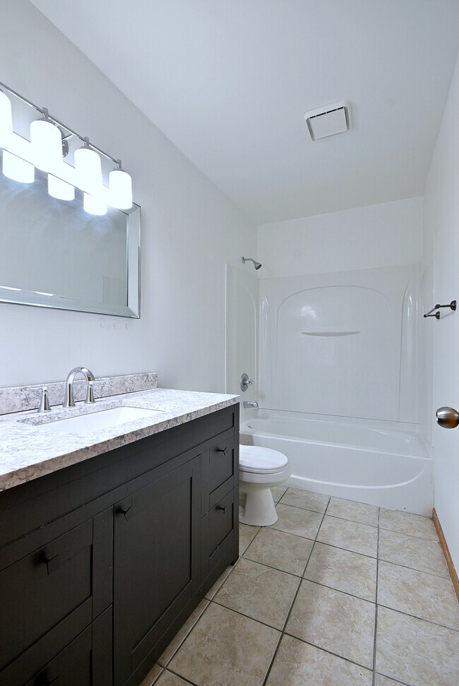 Building Photo - 19 E Pineview Dr
