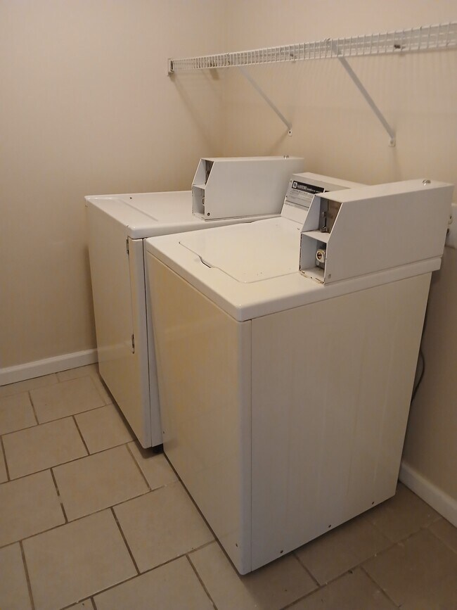 Building Photo - 321 E Mill St