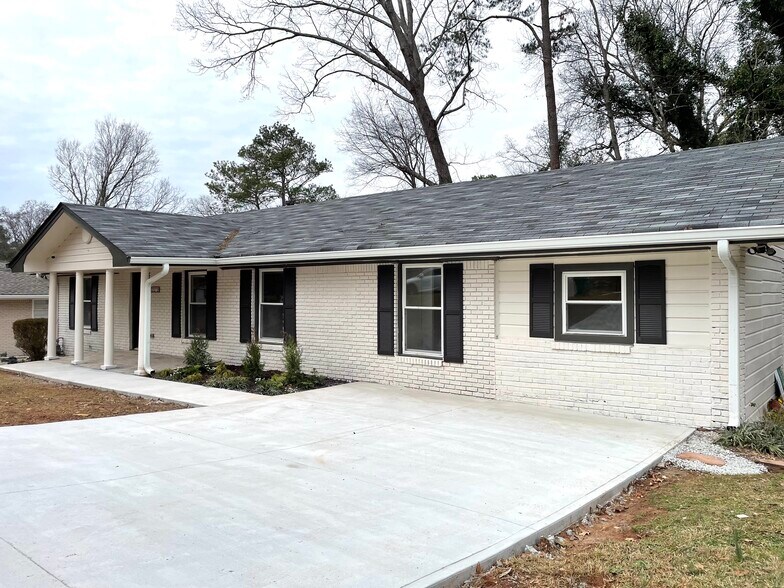 Building Photo - 2272 Collier Dr