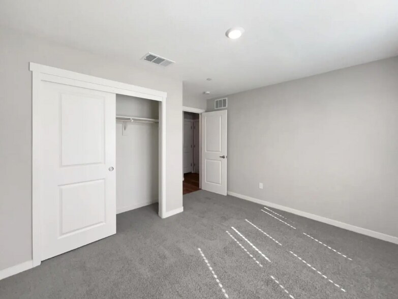 Building Photo - 4074 Southampton St