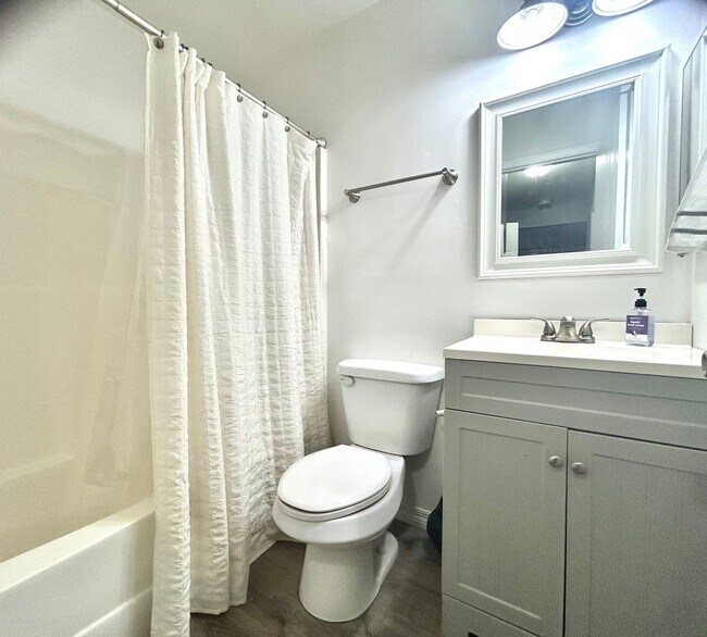 Building Photo - 2/2 Beautifully Remodeled, Furnished, With...