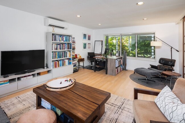 Building Photo - Renovated Kahala Retreat: 3-Bed Home + Stu...