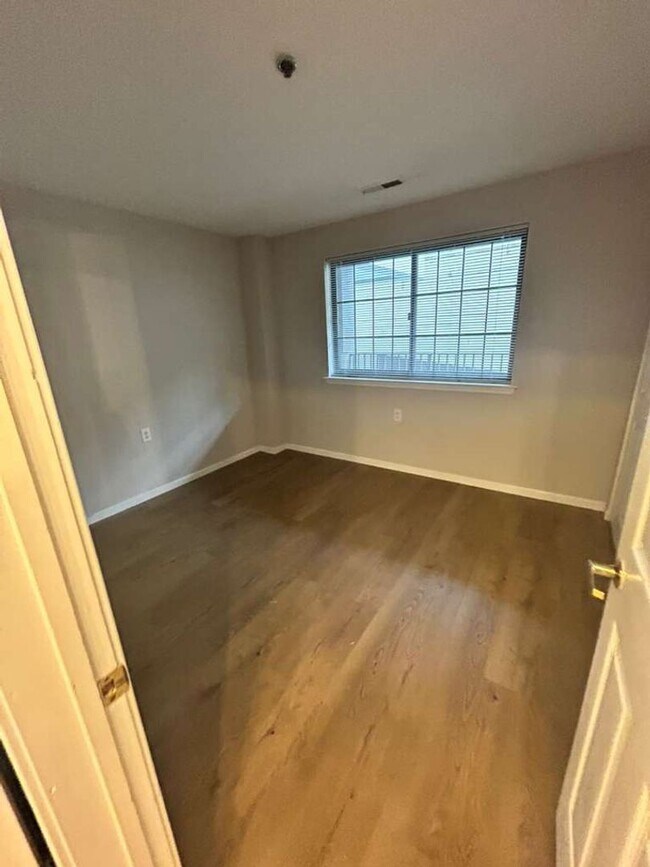 Building Photo - Live the Manayunk lifestyle you’ve been dreaming about — steps from Main Street, minutes from Cen...