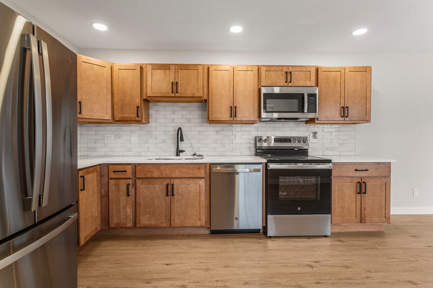 Building Photo - 1710 Crescent Dr