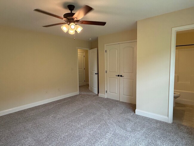 Building Photo - 704 Grays Pointe Ct