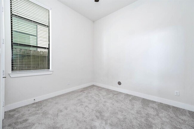 Building Photo - 24 N Hutcheson St