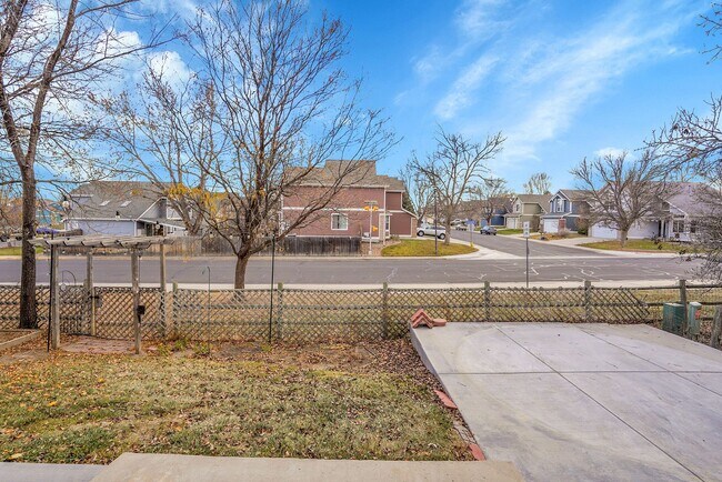 Building Photo - 5 bedroom, 3 1/2 bath home with attached 2 car garage