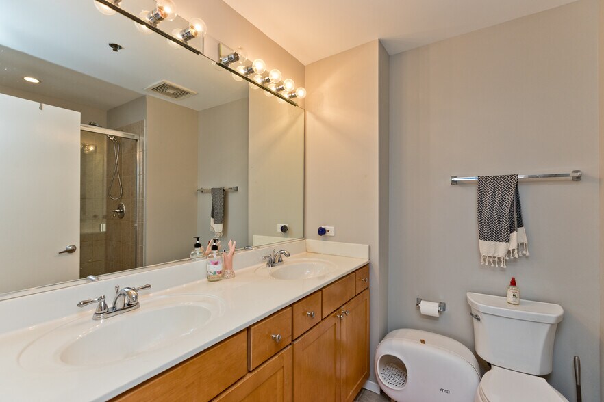 Building Photo - 933 W Van Buren St