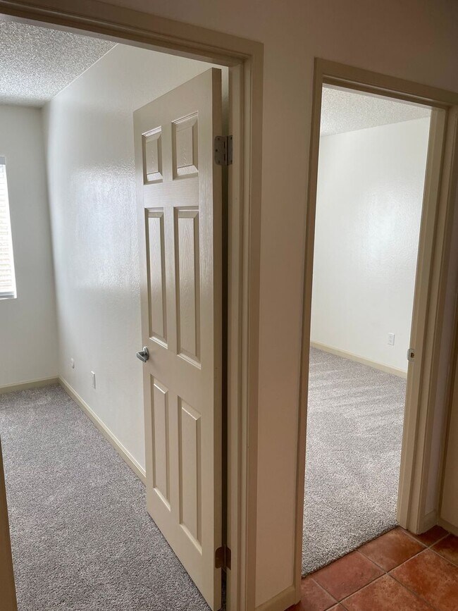 Building Photo - Bright and Charming 3 Bedroom 2 Bath Condo with Patio and A/C!