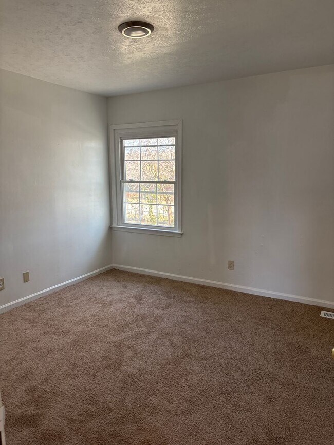 Building Photo - Spacious