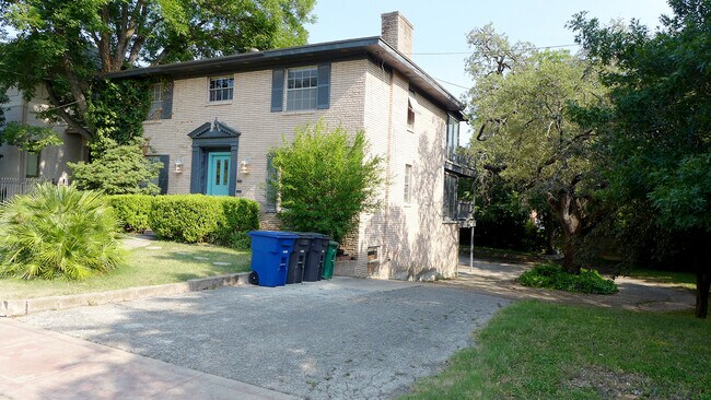 Building Photo - 310 West Mistletoe Avenue