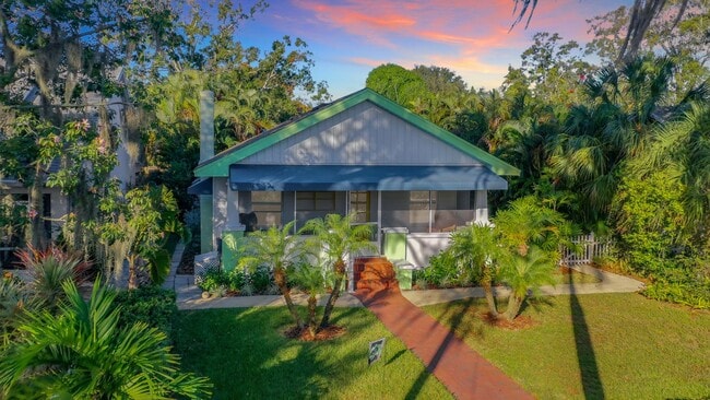 Building Photo - Charming two bedroom two bathroom cottage in North St. Petersburg Fully Updated.