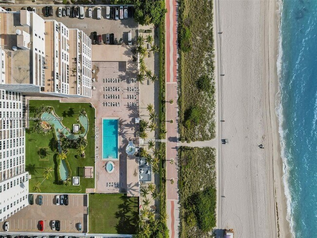 Building Photo - 5005 Collins Ave