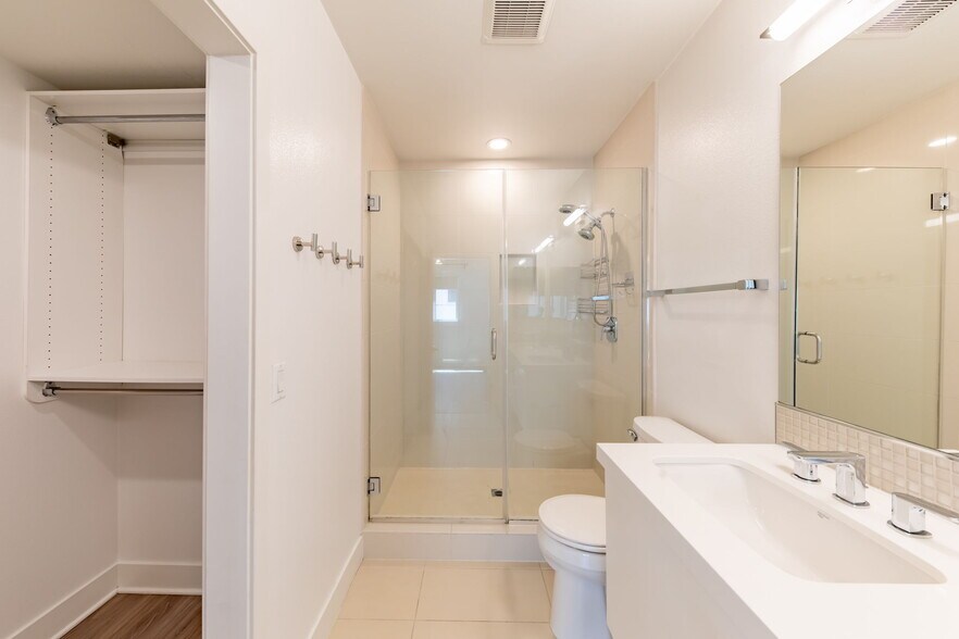 Building Photo - 10736 Bloomfield St