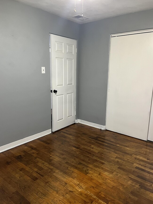 Building Photo - 1412 E Voorhis Ave