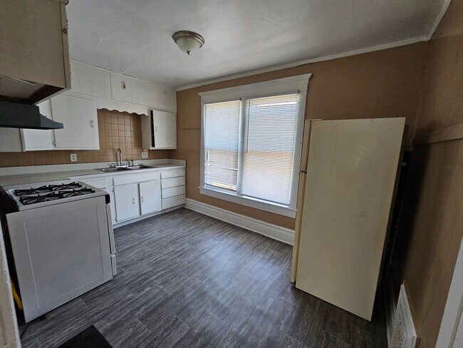 Building Photo - 706 Spring St