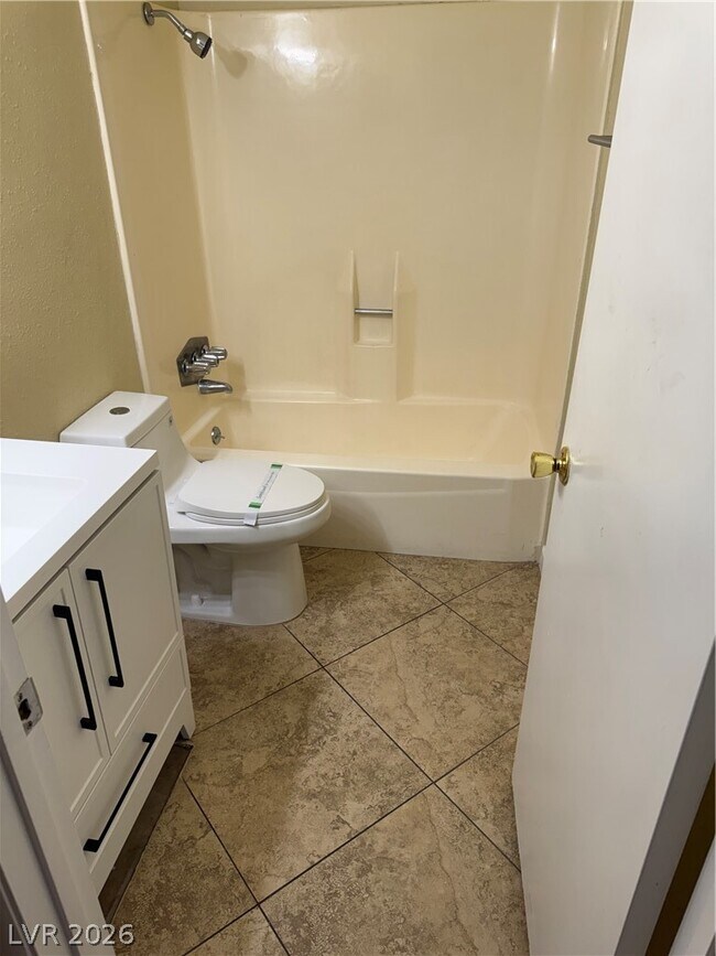 Building Photo - 1390 Hialeah Dr