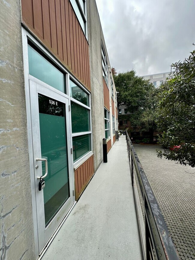 Building Photo - 2 BED | 2.5 BATH | URBAN CONDO | DOWNTOWN ...