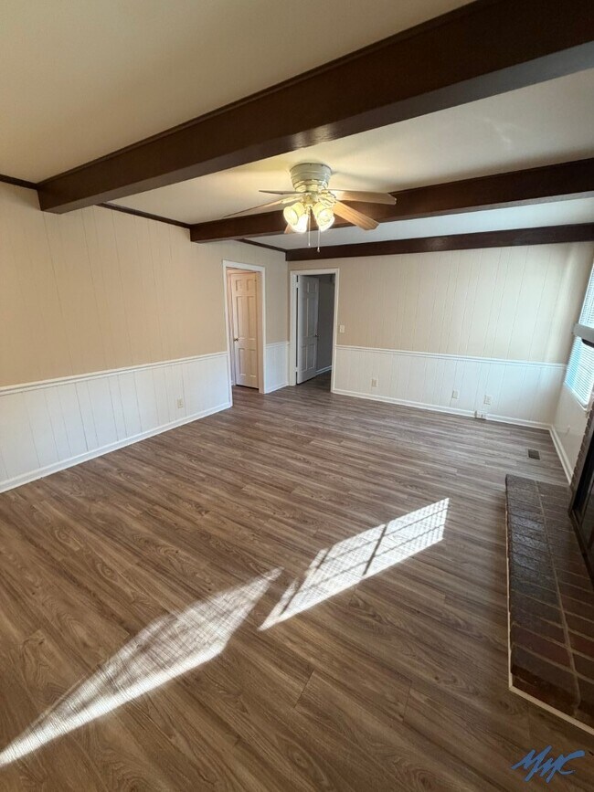 Building Photo - 1600 Parklawn Dr