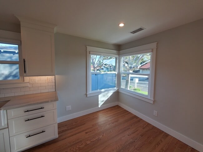 Building Photo - 10682 Center Dr