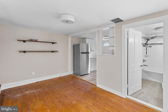 Building Photo - 22 Thompson St